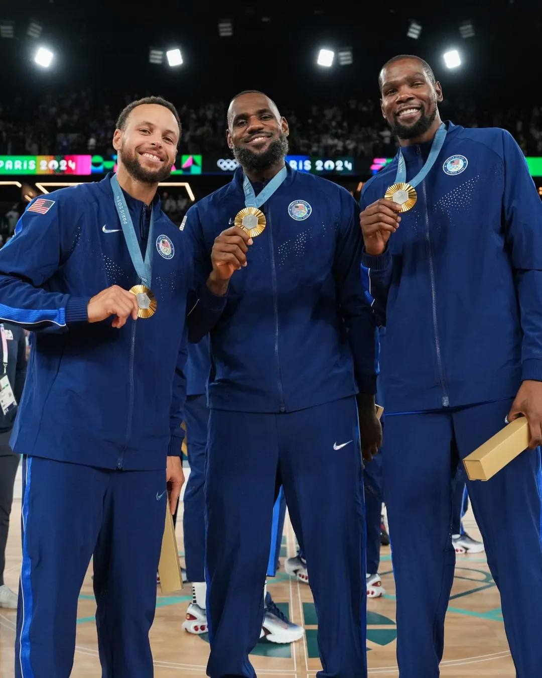 库里分享美国男篮夺冠周年纪念照，詹姆斯盛赞：传奇时刻