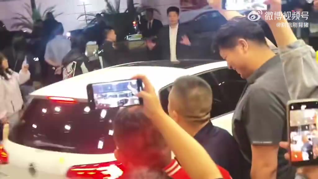 开云棋牌(中国）-有温度！潘江赛后向远征北京客场的山西球迷深深鞠了一躬