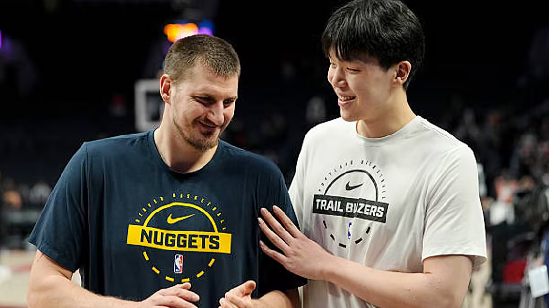 游戏模拟器-加时逆袭后，约基奇穿越全场去拥抱那个0分钟的中国小伙